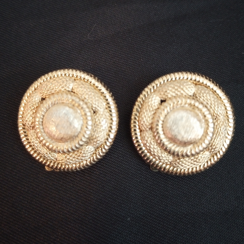 vintage 1960s gold tone clip-on earrings